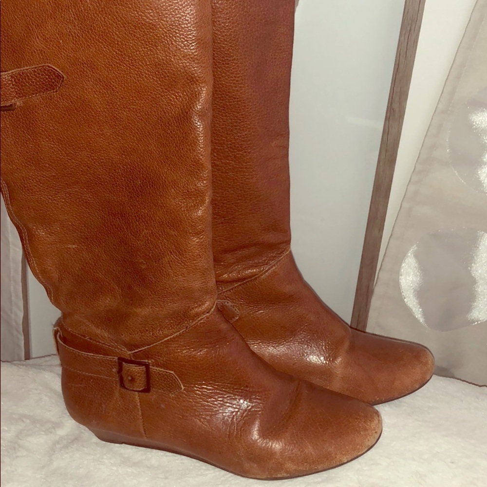 Labeless wedge boots